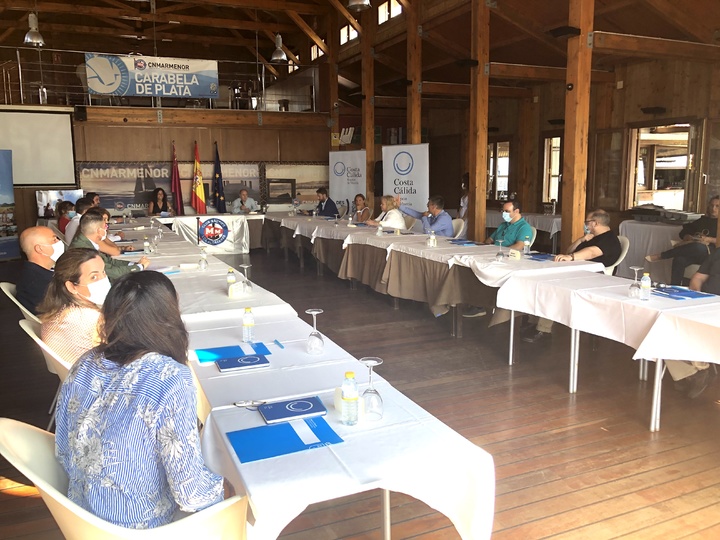 Imagen del acto de la firma del convenio de colaboración que permitirá a escolares practicar deportes náuticos en el Mar Menor de forma segura