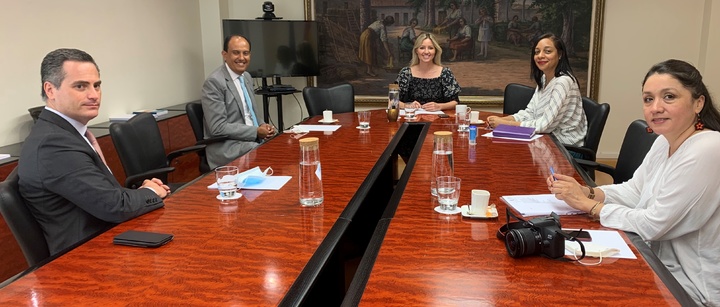 La consejera de Empresa, Industria y Portavocía, Ana Martínez Vidal, recibe al cónsul de Ecuador para impulsar los intercambios empresariales con este país