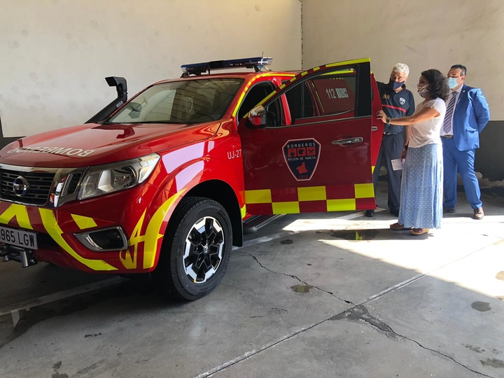 La consejera de Transparencia, Participación y Administración Pública, Beatriz Ballesteros, en la presentación de un nuevo vehículo de jefatura del Consorcio de Extinción de Incendios y Salvamento, nuevas máscaras para interiores y fuegos industriales y cascos de intervención
