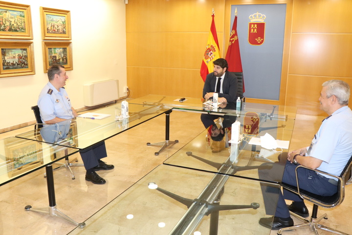 El jefe del Ejecutivo regional, Fernando López Miras, recibe al coronel jefe saliente de la Base Aérea de Alcantarilla, Francisco Javier Fernández, y su relevo, el coronel José Alberto Llopis