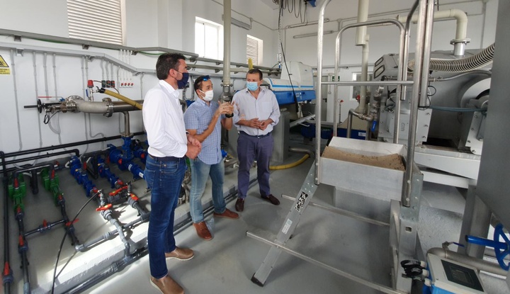 El consejero de Agua, Agricultura, Ganadería, Pesca y Medio Ambiente, Antonio Luengo, durante su visita a las instalaciones de la (EDAR) de Bullas