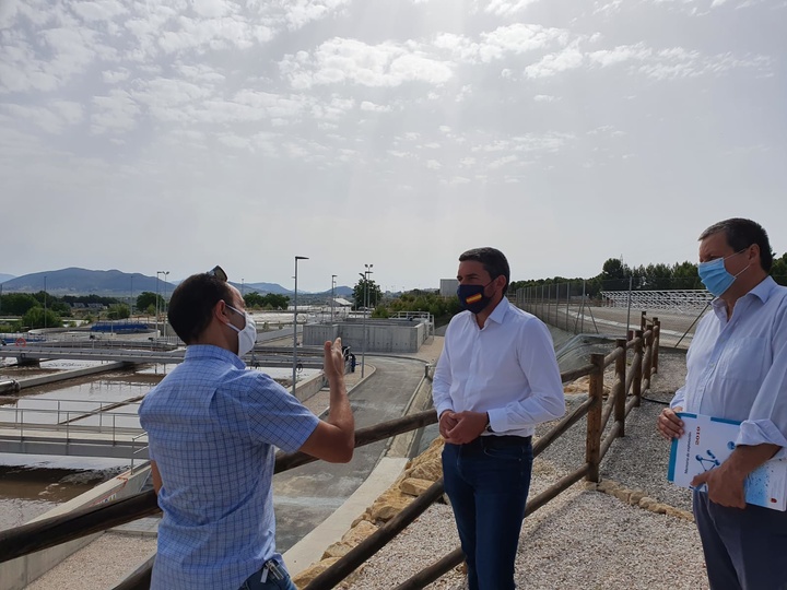El consejero de Agua, Agricultura, Ganadería, Pesca y Medio Ambiente, Antonio Luengo, durante su visita a las instalaciones de la Estación depuradora de aguas residuales(EDAR) de Bullas