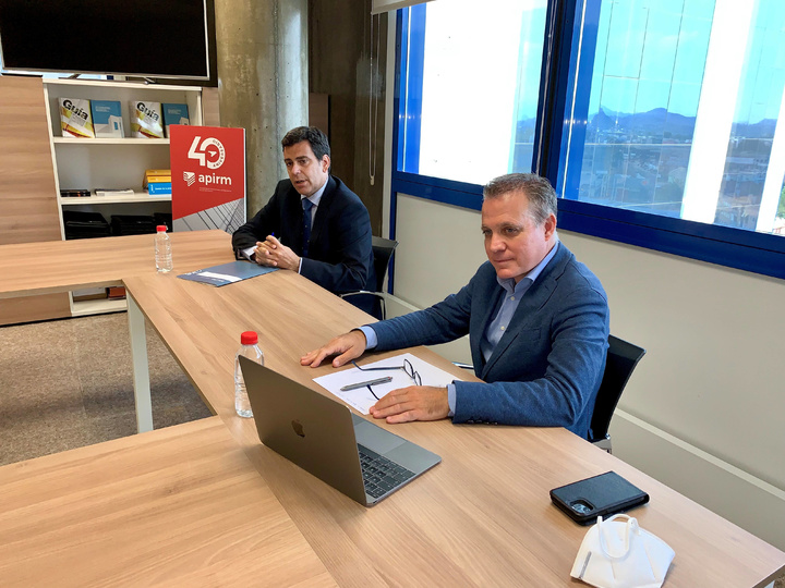 El consejero de Fomento e Infraestructuras, José Ramón Díez de Revenga, y el presidente de la Asociación de Promotores de la Región de Murcia (Apirm), José Ramón Blázquez, durante la reunión en la que han hablado sobre el nuevo modelo de vivienda protegida de la Región de Murcia