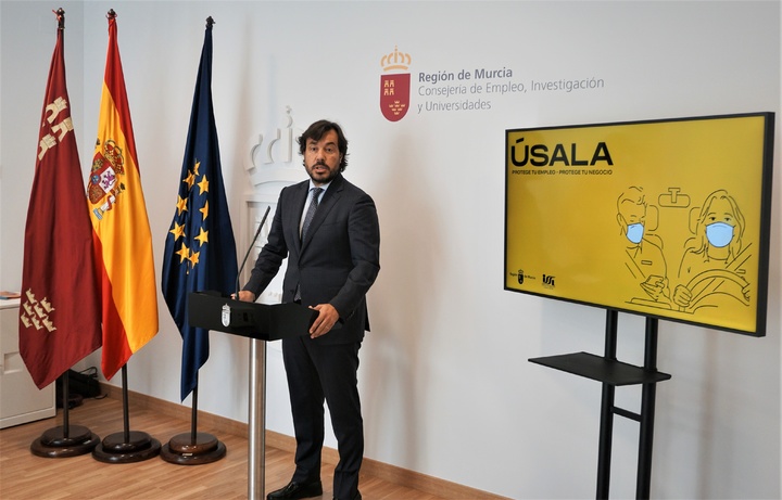 El consejero de Empleo, Investigación y Universidades, Miguel Motas, presentó hoy la nueva campaña de la Comunidad para concienciar sobre el uso obligatorio de la mascarilla de protección en los desplazamientos al trabajo