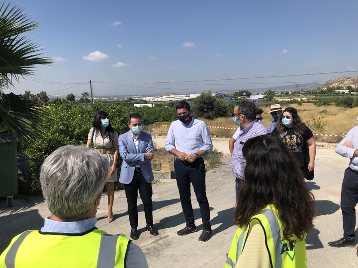 El consejero de Agua y Medio Ambiente, Antonio Luengo, y el alcalde de Lorquí, durante su visita a las obras que se llevan a cabo en La Anchosa