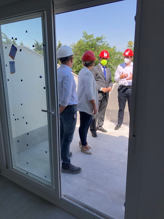 El consejero José Ramón Díez de Revenga y la vicealcaldesa Noelia Arroyo durante la visita a las obras de una promoción de 22 viviendas protegidas en el municipio de Cartagena (2)