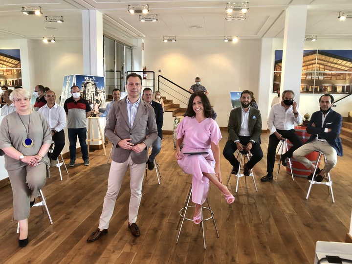 Cristina Sánchez, junto al alcalde y representantes del enoturismo de la Región de Murcia