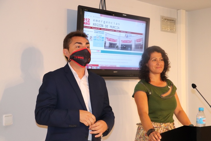 La consejera de Transparencia, Participación y Administración Pública, Beatriz Ballesteros, junto al director general de Seguridad Ciudadana y Emergencias, Antonio Luis Mula, durante la presentación de la renovada web del Centro de Coordinación de Emergencias 1-1-2