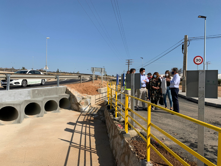 El director José Antonio Fernández Lladó y el alcalde José Miguel Luengo visitan la puesta en servicio del nuevo itinerario peatonal accesible entre Pozo Aledo y San Javier que incluye una importante actuación de mejora de drenaje