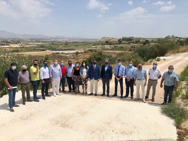 El consejero de Fomento e Infraestructuras y la alcaldesa de Alguazas, acompañados por empresarios y vecinos del municipio reivindican que el Estado cambie la ubicación del enlace del Arco Noroeste