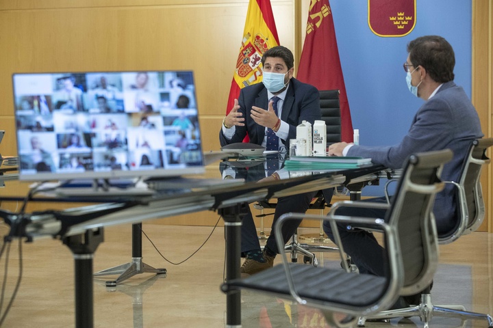 El presidente Fernando López Miras ha mantenido un encuentro por vía telemática con los alcaldes de los 45 municipios de la Región