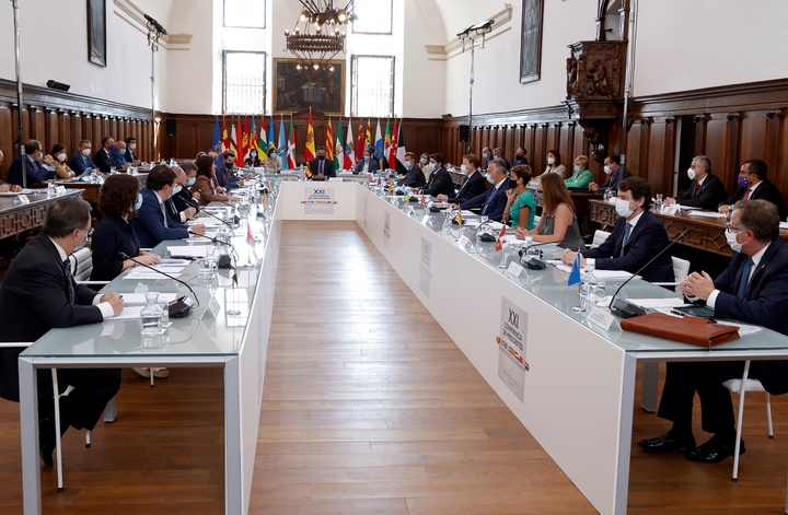 El presidente López Miras, durante la XXI Conferencia de Presidentes celebrada en La Rioja (5)