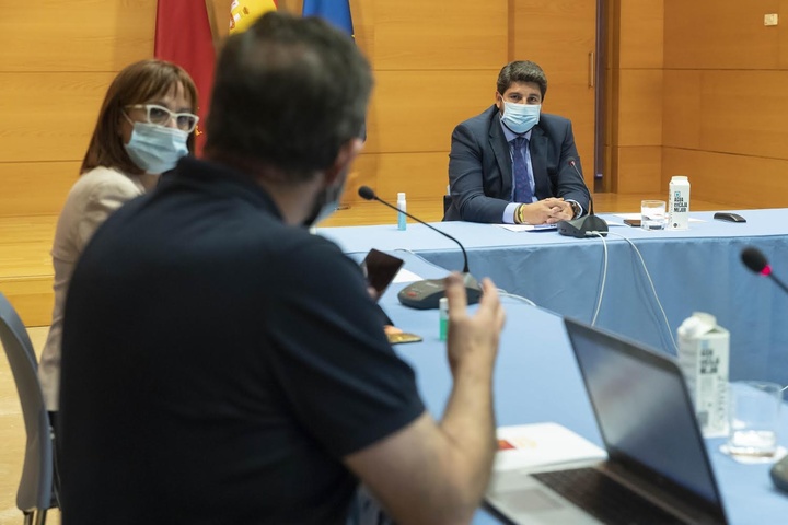 El jefe del Ejecutivo regional, Fernando López Miras, preside la reunión del Comité de Seguimiento Covid-19. (2)