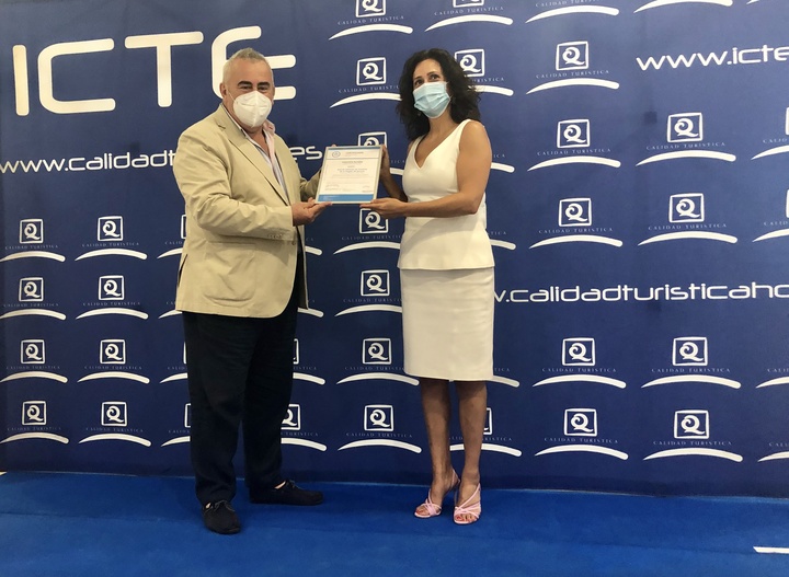 La consejera Cristina Sánchez recibe del director del Icte el certificado 'Safe Tourism Certified' otorgado a la Red de Oficinas de Turismo de la Región de Murcia