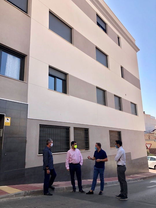 1/2 El consejero de Fomento e Infraestructuras, José Ramón Díez de Revenga, durante su visita a una promoción de viviendas destinadas al alquiler ubicada en la pedanía murciana de La Ñora.