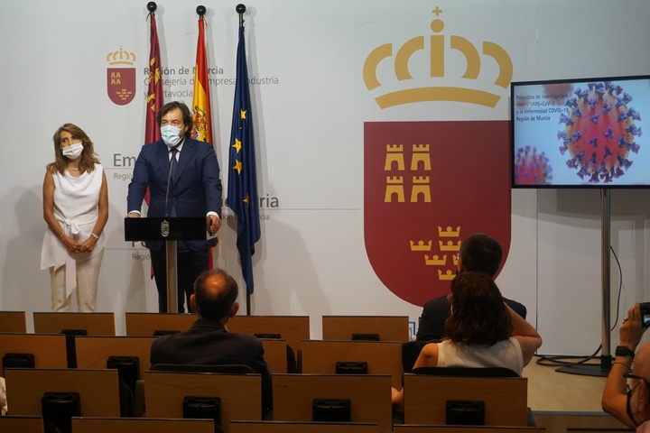 Miguel Motas e Isabel Fortea durante el anuncio de la concesión de fondos para nueve proyectos de investigación sobre el covid-19 la Región de Murcia