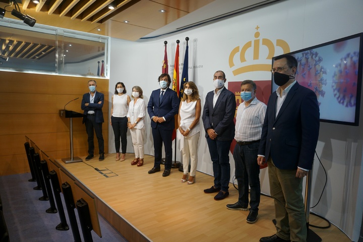 Miguel Motas, junto a representantes de la UMU, UPCT, UCAM, IMIB Y FFIS, que acogerán proyectos de investigación sobre el Covid-19