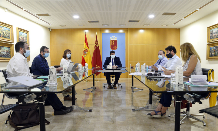 El jefe del Ejecutivo regional, Fernando López Miras, preside la reunión del Comité de Seguimiento Covid -19