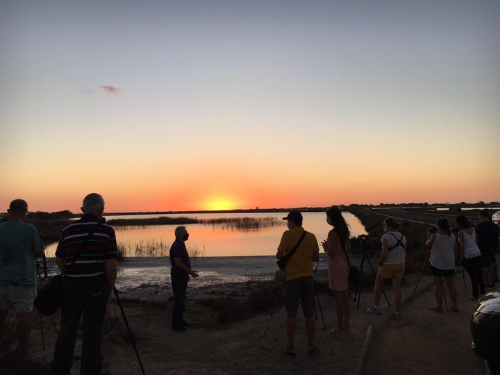 La directora general del Mar Menor, Miriam Pérez, durante su visita en la noche de ayer al segundo taller de fotografía
