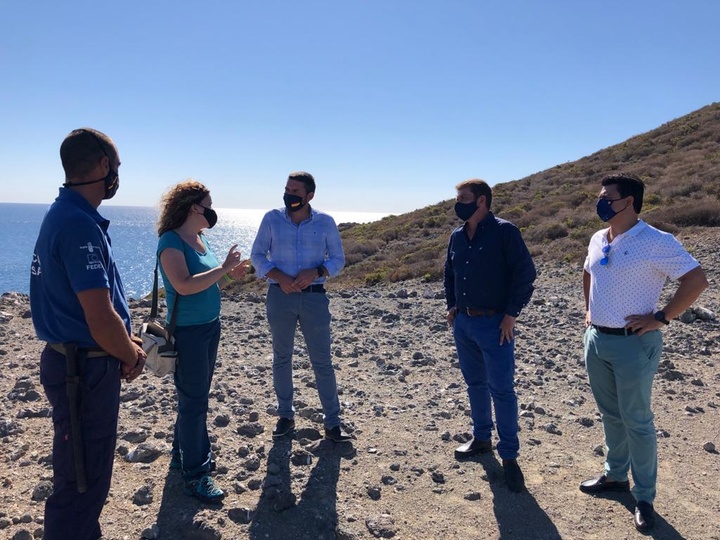 El consejero de Medio Ambiente, Antonio Luengo, acompañado por el alcalde de San Javier, José Miguel Luengo, durante su visita a la Isla Grosa
