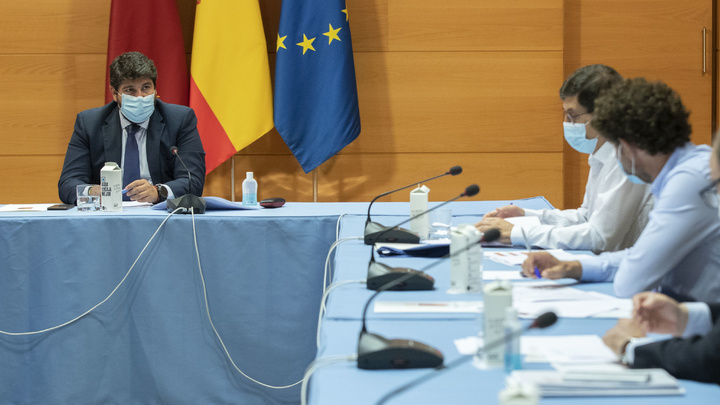 El jefe del Ejecutivo regional, Fernando López Miras, preside la reunión del Comité de Seguimiento Covid-19
