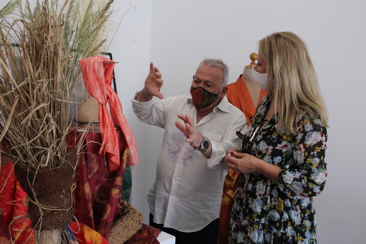 La directora general de Consumo y Artesanía, Carolina Espinosa, junto al modisto Alfredo Caral