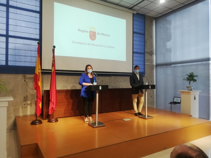 La consejera de Educación y Cultura, Esperanza Moreno, ha presentado las medidas de inicio de curso junto con el consejero de Salud, Manuel Villegas