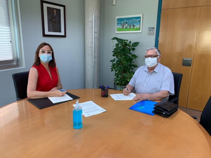 La vicepresidenta y consejera, Isabel Franco, y el presidente de la Hospitalidad, Vicente Villar, en la firma del convenio de colaboración