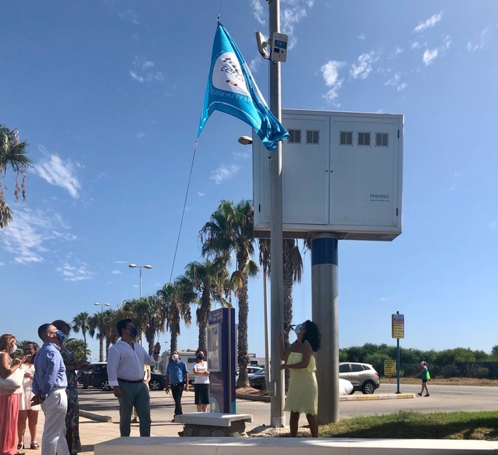 La consejera de Turismo preside el acto de izada de la bandera 'Safe Tourism Certified' de la playa Mistral de La Manga