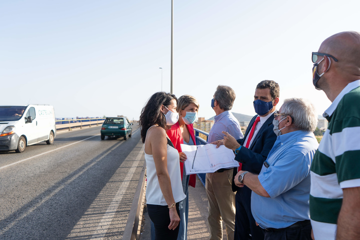 El consejero de Fomento e Infraestructuras, José Ramón Díez de Revenga, explica a la vicealcaldesa de Cartagena, Noelia Arroyo, y al presidente de la Asociación de Vecinos, Teodosio Romero, los detalles de la mejora del puente de Torreciega cuyas obras saldrán a licitación después del verano (2)