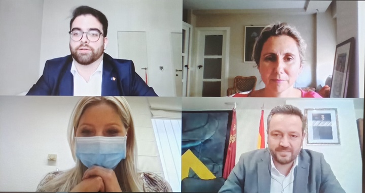 Martínez Vidal mantiene un encuentro con un alumno de la Universidad de Murcia que cursará el Máster en Estudios de Política y Gobernanza Europa