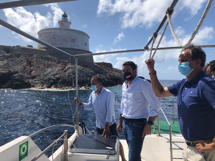 El consejero Antonio Luengo durante su visita a la Reserva Marina de Cabo Palos-Islas Hormigas