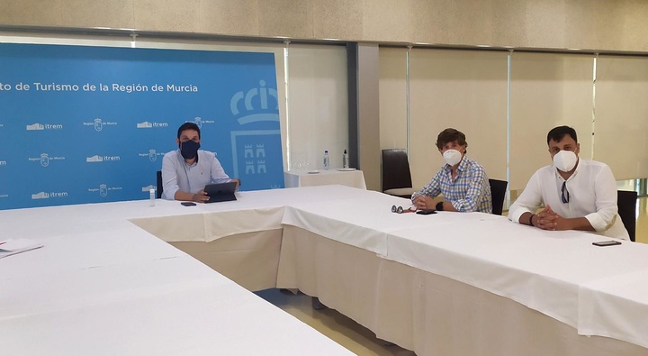 El director del Instituto de Turismo de la Región de Murcia (Itrem), Juan Francisco Martínez, junto a responsables del Turismo de Congresos