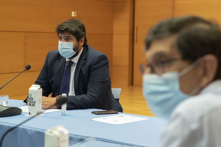 El jefe del Ejecutivo regional, Fernando López Miras, ha presidido en el Palacio de San Esteban la reunión del Comité de Seguimiento Covid-19 (2)