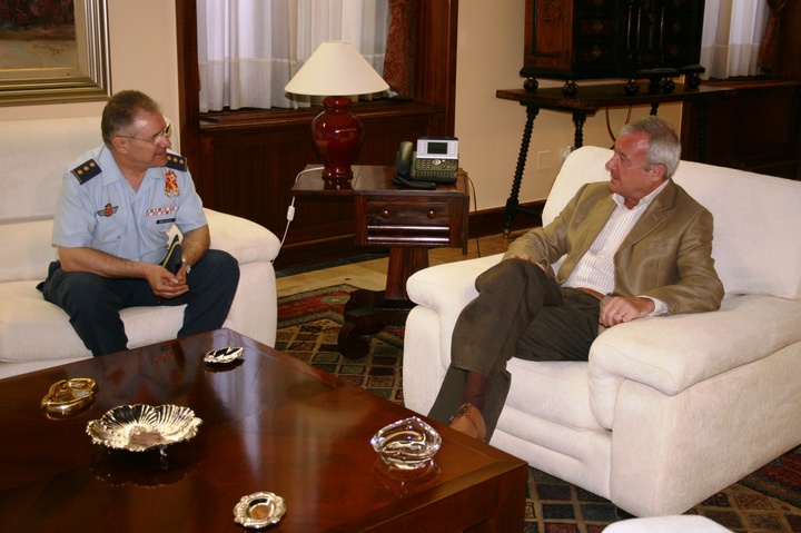 El presidente de la Comunidad recibe al coronel jefe de la Base Aérea de Alcantarilla