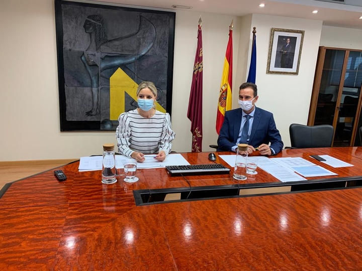 La consejera de Empresa, Industria y Portavocía, Ana Martínez Vidal junto al director general de Energía actovodad Industrial y Minera, Eduardo Piné