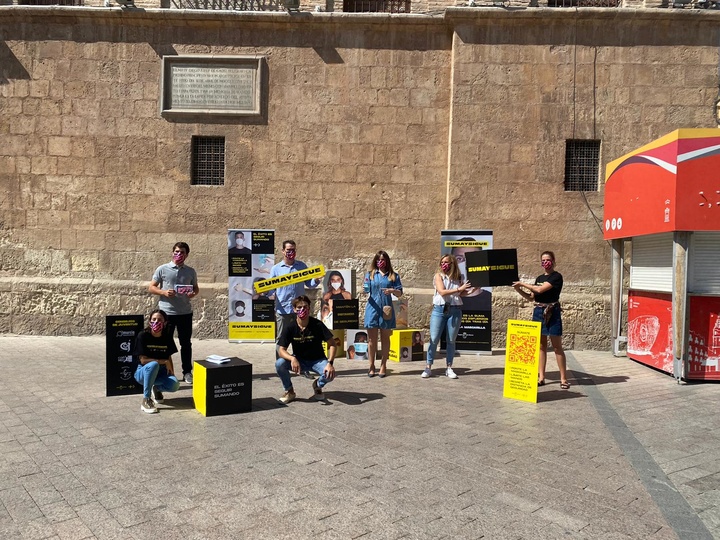 Raúl Puche visita el punto de información de la campaña 'Suma y sigue' del Consejo de la Juventud de Murcia para sensibilizar a los jóvenes de los efectos del Covid-19