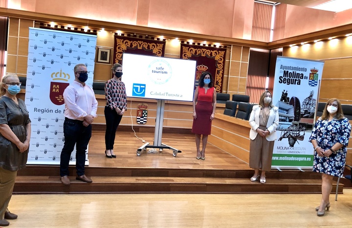 La consejera de Turismo, Juventud y Deportes, Cristina Sánchez, preside la firma del protocolo de adhesión del municipio de Molina de Segura al Sistema Integral de Calidad Turística en Destinos (Sicted) y entrega el Sello 'Safe Tourism Certified' a la oficina de turismo de la localidad