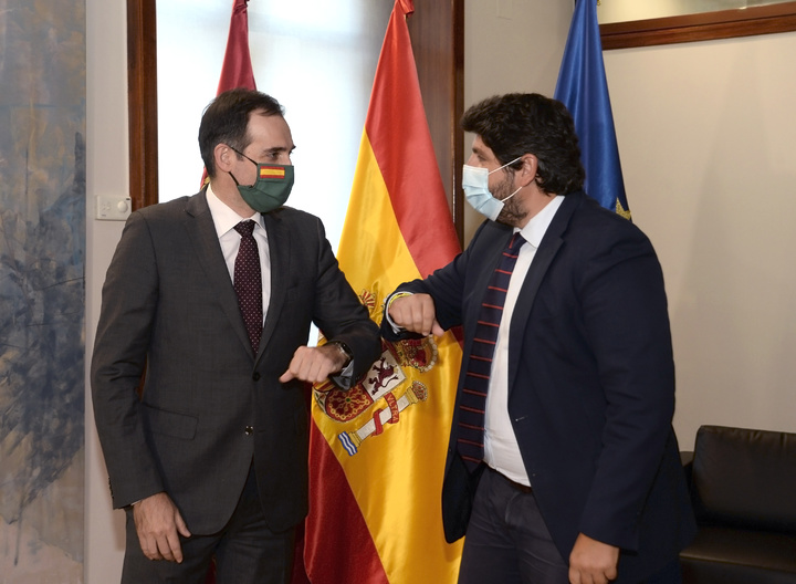 El presidente regional, Fernando López Miras, mantiene un encuentro con el portavoz parlamentario Juan José Liarte
