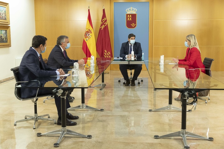 El jefe del Ejecutivo regional, Fernando López Miras, ha recibido en el Palacio de San Esteban al nuevo director de la refinería Repsol en Cartagena, Antonio Mestre