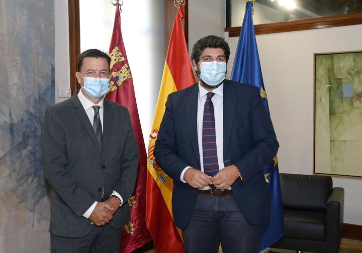 El jefe del Ejecutivo autonómico, Fernando López Miras, se reúne con el portavoz parlamentario Juan José Molina.