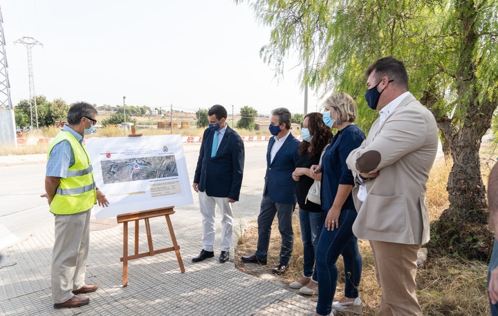 El consejero de Fomento e Infraestructuras, José Ramón Díez de Revenga, y la vicealcaldesa de Cartagena, Noelia Arroyo, durante su visita a las obras de construcción de la rotonda Viña del Mar