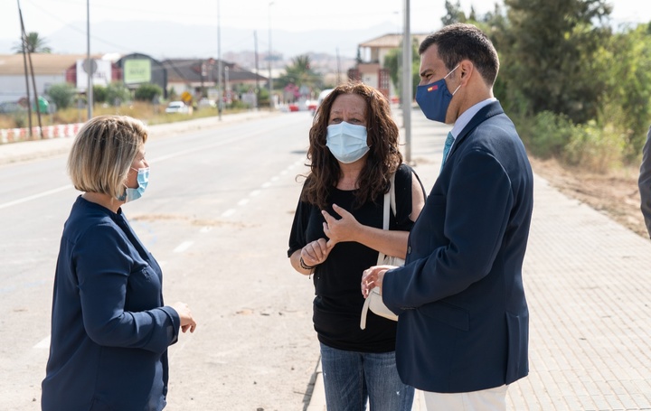 El consejero de Fomento e Infraestructuras, José Ramón Díez de Revenga, y la vicealcaldesa de Cartagena, Noelia Arroyo, durante su visita a las obras de construcción de la rotonda Viña del Mar (2)