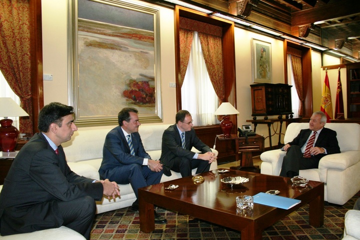 El presidente recibe al director general de Telefónica España