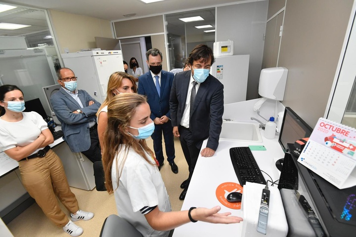 El consejero Miguel Motas visitó a los grupos de investigación del IMIB que desarrollan proyectos sobre la Covid-19 en el Centro de Hemodonación, financiados por la Fundación Séneca 3
