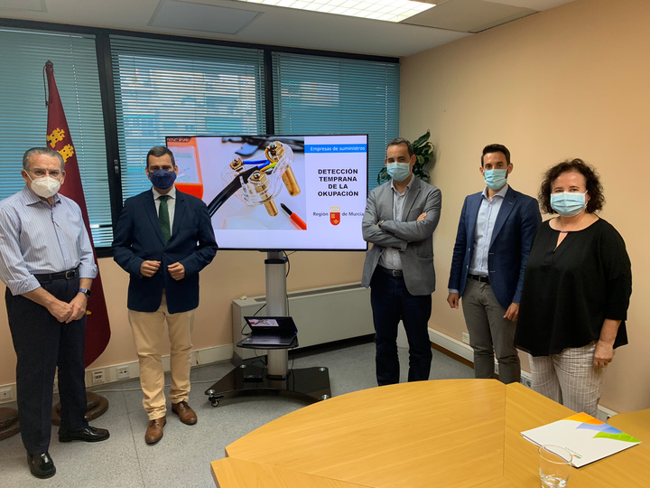 El consejero de Fomento e Infraestructuras, José Ramón Díez de Revenga, mantienen una reunión con representantes de la empresa Iberdrola en la Región de Murcia  para recoger sus aportaciones para el `Manual de Buenas Prácticas para propietarios´ con el fin de prevenir los casos de Okupación