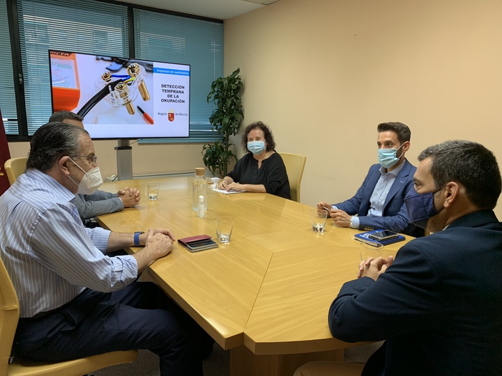 El consejero de Fomento e Infraestructuras, José Ramón Díez de Revenga, mantienen una reunión con representantes de la empresa Iberdrola en la Región de Murcia  para recoger sus aportaciones para el `Manual de Buenas Prácticas para propietarios´ con el fin de prevenir los casos de Okupación (2)