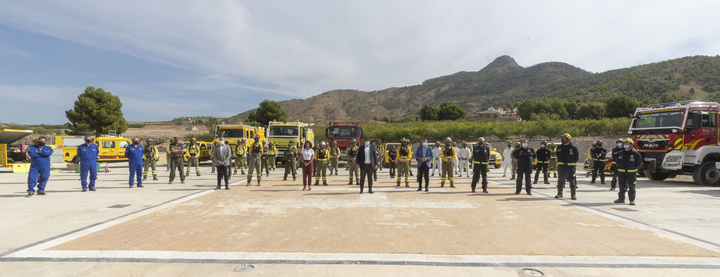 El presidente de la Comunidad, Fernando López Miras, visita a los efectivos desplegados en la base forestal  La Pila