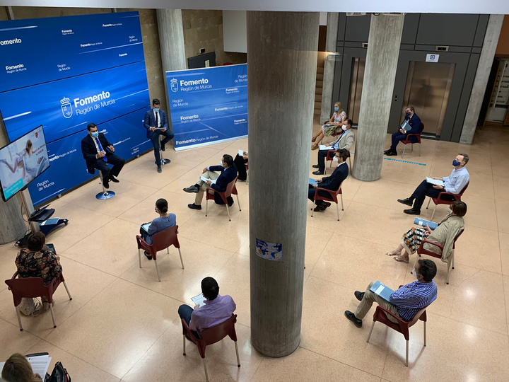 El consejero de Fomento e Infraestructuras, José Ramón Díez de Revenga, acompañado por el director general de Vivienda, José Francisco Lajara, durante la reunión del Consejo Asesor de Vivienda de la Región de Murcia