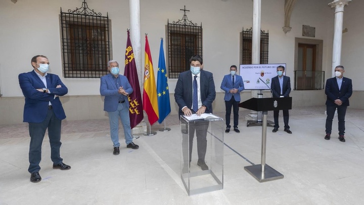 López Miras preside la firma del acuerdo con el  sector agrario ante la negociación de la Política Agraria Común